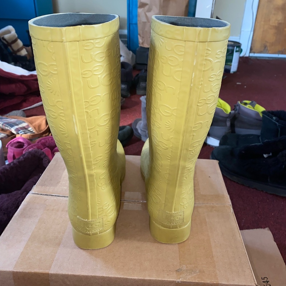 Size 9 Ugg Rain Boots Not Sure Of Color - image 3